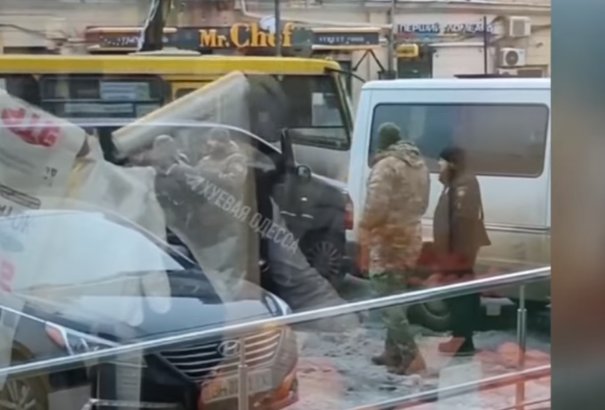 Kényszersorozás Ukrajnában: üzletekben, konditermekben vadásszák a sorköteles férfiakat