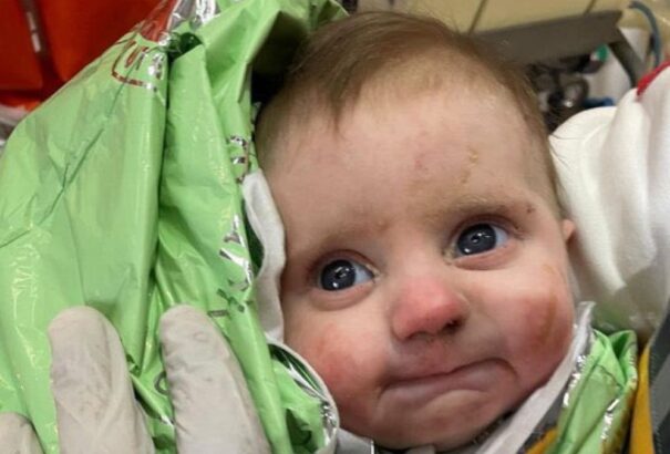 Csoda! 130 óra után mentettek ki egy kisfiút a romok alól (Képpel, videóval)