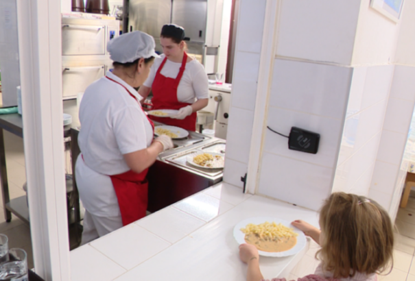 Májustól újra lesz „ingyenebéd” az óvodákban és iskolákban