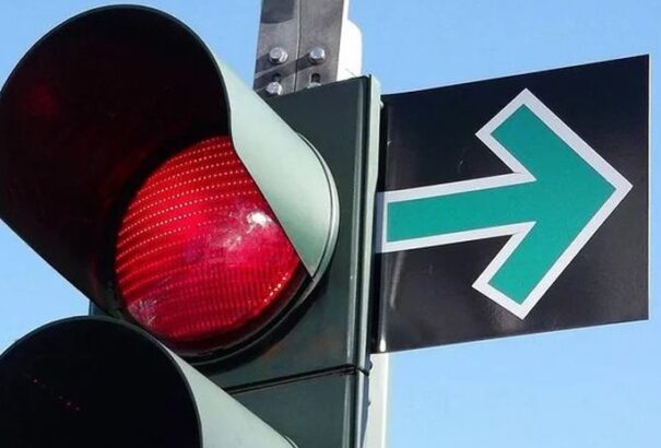 Újfajta, kis jelzőtábla jelent meg a szemaforokon, befolyásolja a kereszteződésen való áthaladás szabályait