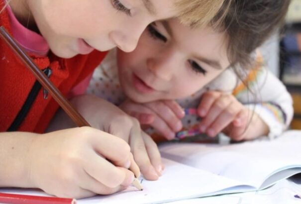 Jó hír a magyar óvodába és iskolába járó gyerekek szüleinek: már utalják a „Szülőföldön magyarul” támogatásokat