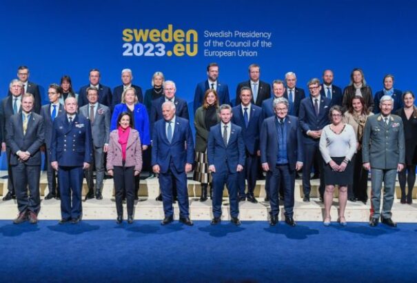 Lengyel védelmi miniszter: Az EU-nak fenn kell tartania a fegyverszállítmányok mértékét