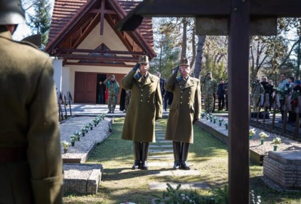 Honvédelmi miniszter: a Magyar Honvédség mindig emlékezni fog hősi halottaira