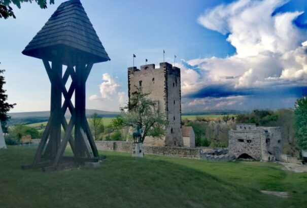 Átadták a megújult nagyvázsonyi Kinizsi-várat