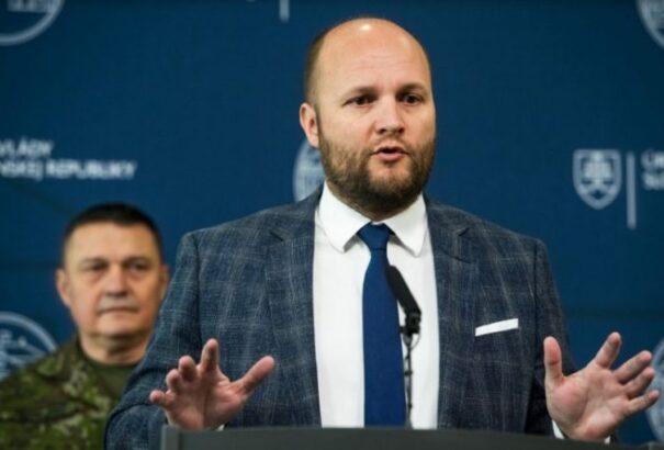 Jaroslav Naď aláírta a MiG-ek átadását célzó kormányközi megállapodást