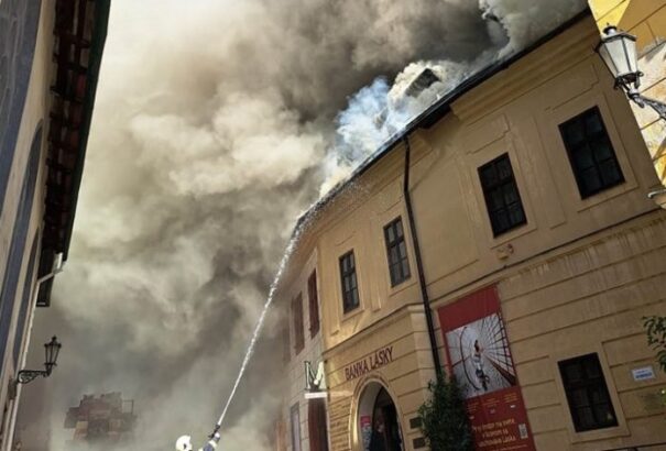Lángol egy történelmi épület Selmecbánya főterén