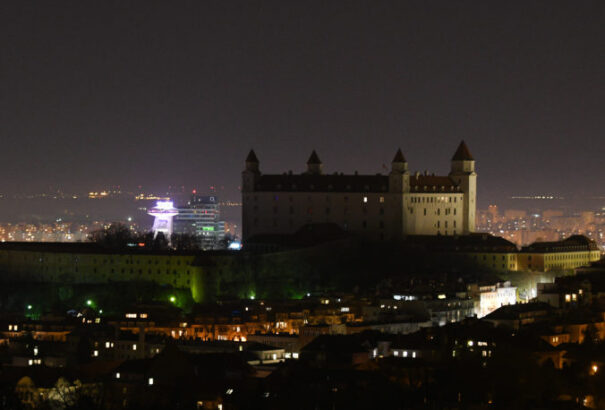Ma van a Föld órája, amikor a híres épületeken lekapcsolják a fényeket