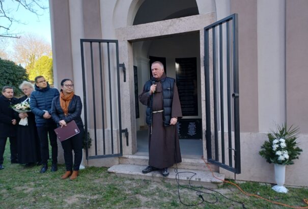 Böjte Csaba Komárom külvárosi lakótelepén áldotta meg a 100 Ima Kápolnáját és az ott élő embereket