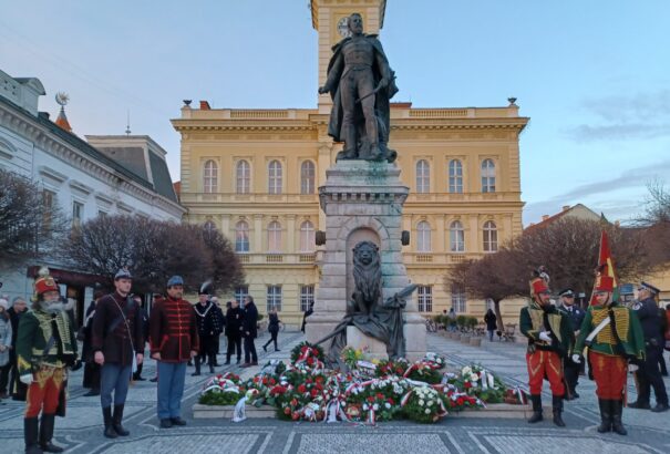Ünneplő tömegek jelezték március idusán a magyarság létét Komáromban – Képekkel