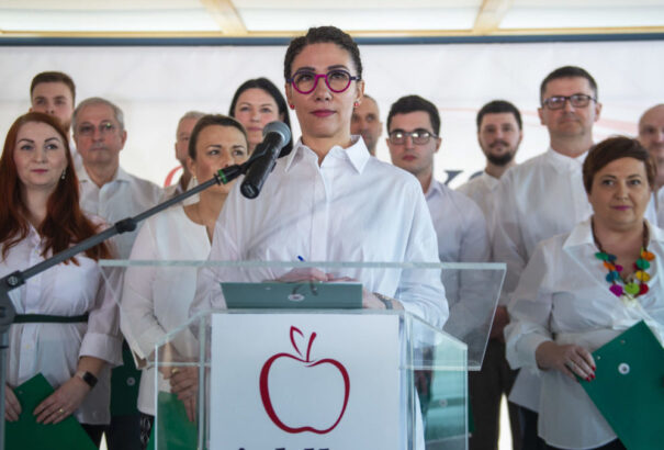 Nicholsonová is bemutatta pártját, a Jablko-t. Pellegrinivel és Hegerrel el tudja képzelni az együttműködést