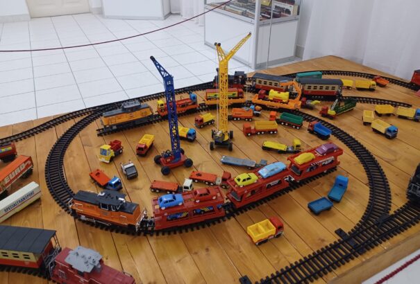 Játékautók és vonatok birodalmába visz el a komáromi Duna Menti Múzeum új kiállítása