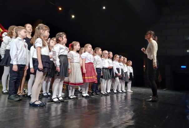 Kisgyermekek és diákok műsorfolyama alapozta meg az ünnepi hangulatot március idusának előestéjén – Komáromban