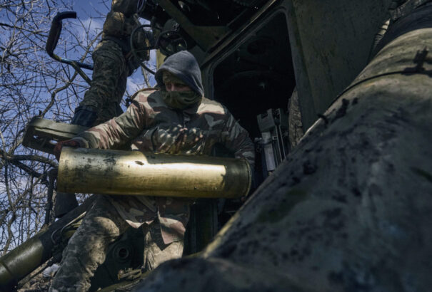 Az ukrán szárazföldi erők parancsnoka ismét ellenőrzést tartott Bahmutban