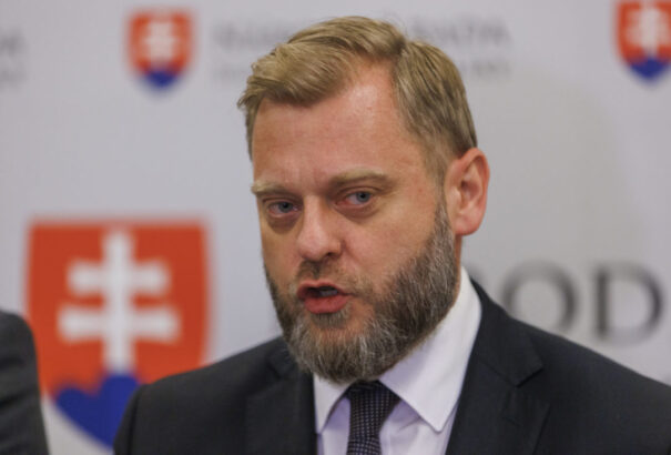 Az SaS-es Krúpa összehívja a védelmi bizottságot Mikulec miatt