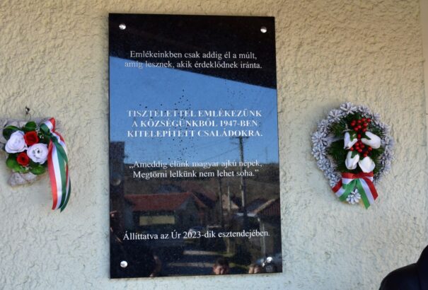Dobfeneken emléktáblát avattak fel a kitelepítettek emlékére – Képekkel