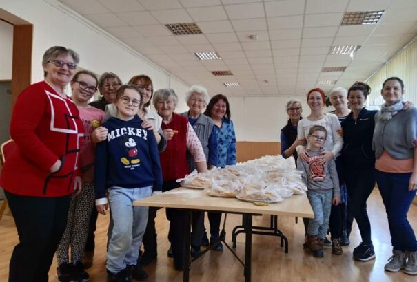 Mert adni jó! – ajándékcsomagok készültek Kisújfaluban