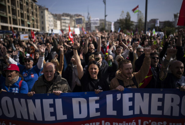 A francia szenátus elfogadta a nyugdíjkorhatár emeléséről szóló törvényt