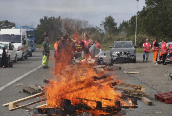 Hegyekben áll a szemét Párizsban, blokád alatt a finomítók – folytatódnak a nyugdíjreform elleni tüntetések