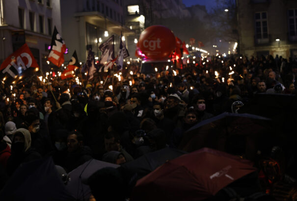 Blokádok, sztrájk, tüntetések – „fekete csütörtökre” ébredt Franciaország