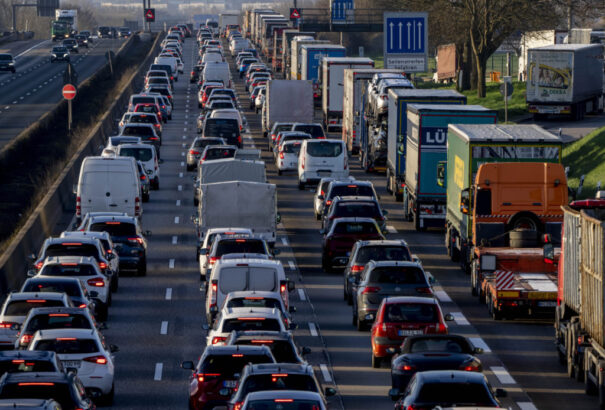 Mateusz Morawiecki: a lengyel kormány számára elfogadhatatlan a belső égésű motorral hajtott autók 2035 utáni betiltása