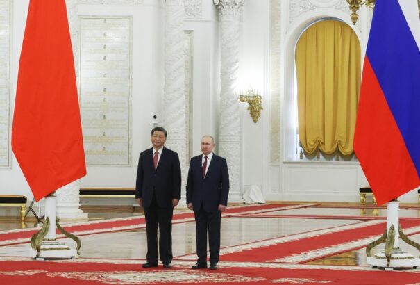 Hszi Moszkvában „stratégiai partnerségről” beszélt, Putyin megfenyegette a briteket