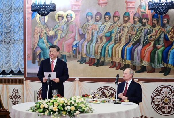 Putyin: Oroszország és Kína nem köt katonai szövetséget