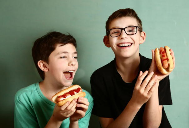 Eltűnnek az iskolai büfékből a cukros italok és a sült ételek