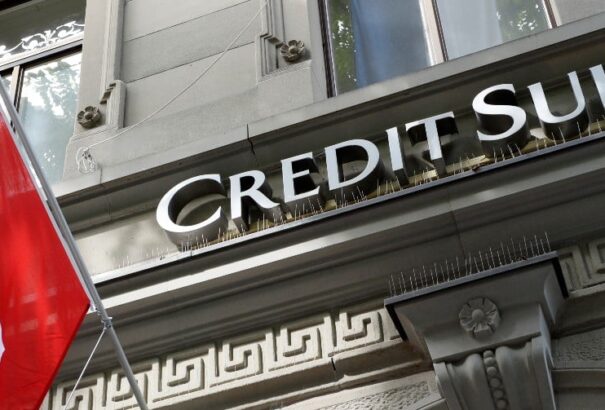 A svájci UBS bank hárommilliárd frankért átveszi a rivális Credit Suisse-t