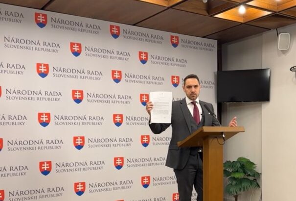 Miközben a Szövetség-Aliancia és Simon Zsolt a választási listáról veszekednek, Gyimesi György dolgozik: Magyarosít az állami hivatal