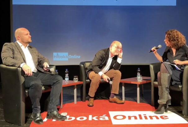 „Bérencek! Békét akarunk!” – Kifütyülte a nagymihályi közönség Káčer és Naď minisztereket (Videó)