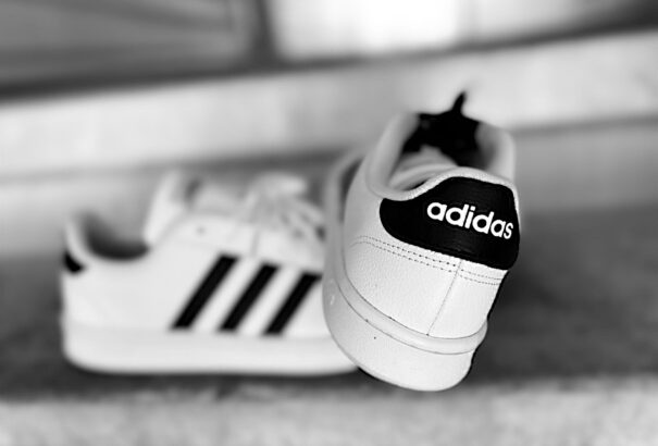 Bajban az Adidas, három évtized óta először zárhatja veszteséggel az évet