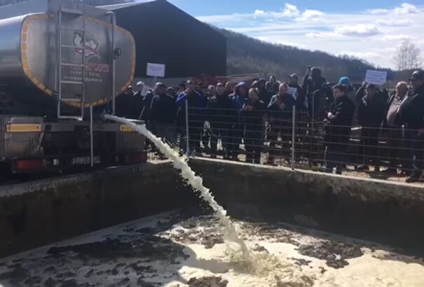 Demonstráltak az erdélyi gazdák, emésztőgödörbe öntötték a tejet