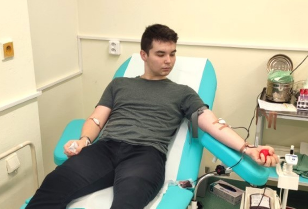 A komáromi véradók a rokonokat, ismerősöket segítik. A legritkább folyadék megosztása magától értetődő számukra