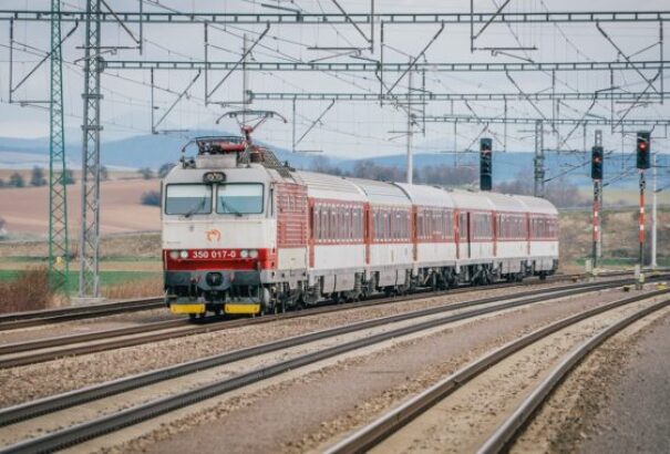 ZSSK: A hőség miatt késhetnek a vonatok, vagy egyéb fennakadások adódhatnak