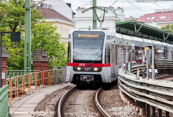 Bécsi hétköznapok: Bozótvágóval támadtak egy emberre a metróban, halálos áldozat is van