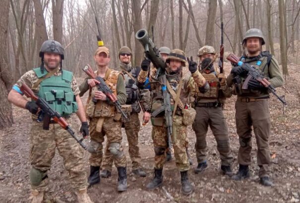 Fosztogatással vádolnak egy Ukrajnában szolgált cseh önkéntest – Gucci szemüvegre fájt a foga