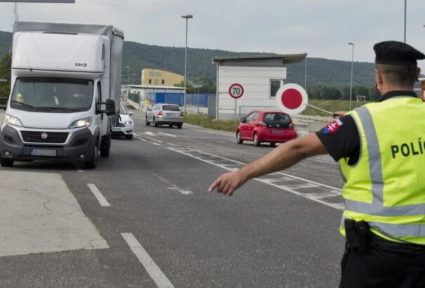Ideiglenesen visszaállítják a határellenőrzést Szlovákia valamennyi uniós határán