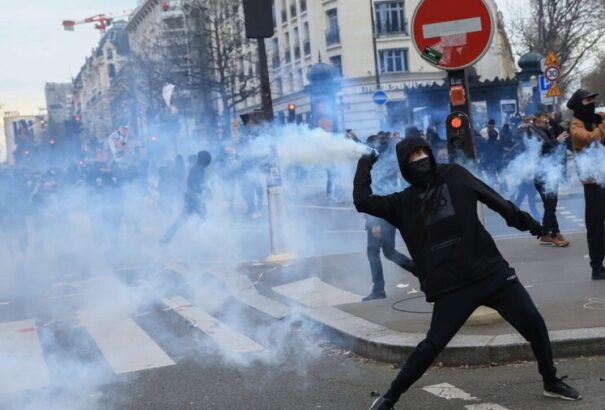 Macron aláírta a vitatott nyugdíjreformról szóló törvényt