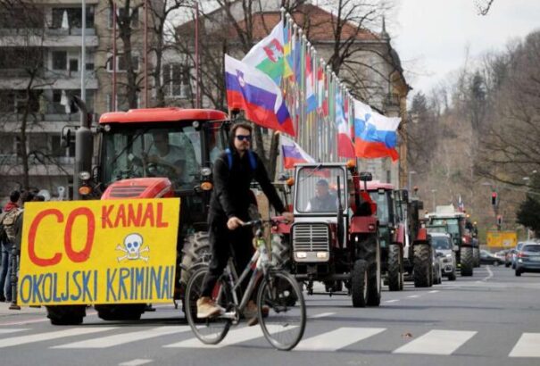 „Amikor egy gazda tiltakozik, már vérzik az ország” – gazdák tüntettek Szlovéniában
