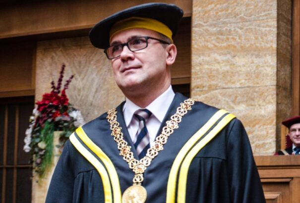 Milan Trizna, a pozsonyi Comenius Egyetem volt dékánja bevallotta, hogy 20 ezer eurós kenőpénzt fogadott el