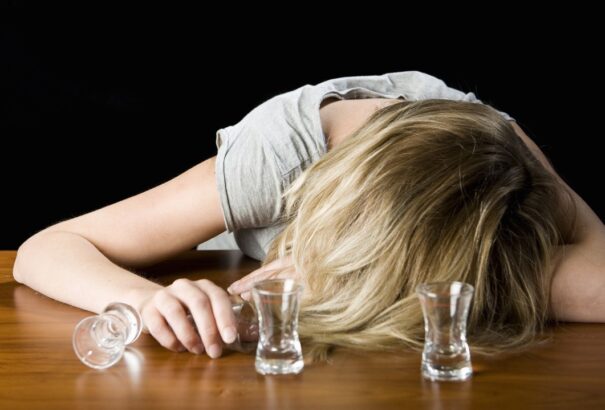 Húsvéthétfőn 74 alkoholmérgezéses beteget láttak el a mentősök