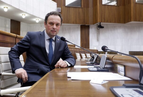 Čepček korlátozni szeretné a pornót, a megtekintéshez hiteles aláírással ellátott kérelemre lenne szükség