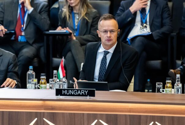 Szijjártó: Magyarország nem szeretné, hogy a NATO egy Kína-ellenes blokká váljon