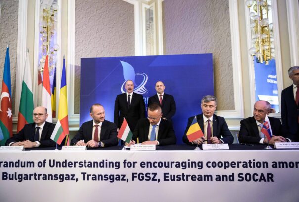 Egyetértési megállapodást írtak alá az azeri földgáz közép-európai szállításáról