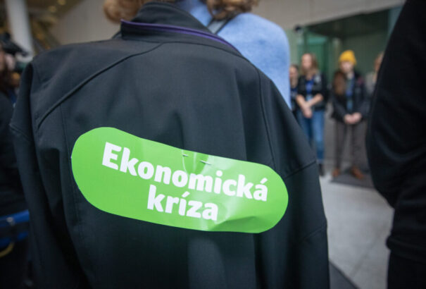 Elszállt a deficit a szociális intézkedések miatt, kongatják a vészharangot a pénzemberek szakértői