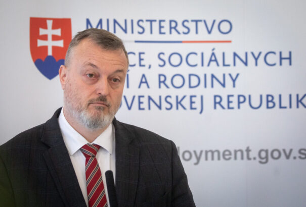 Krajniak nem akarja, hogy „Szlovákia úgy elszigetelődjön, mint Magyarország”