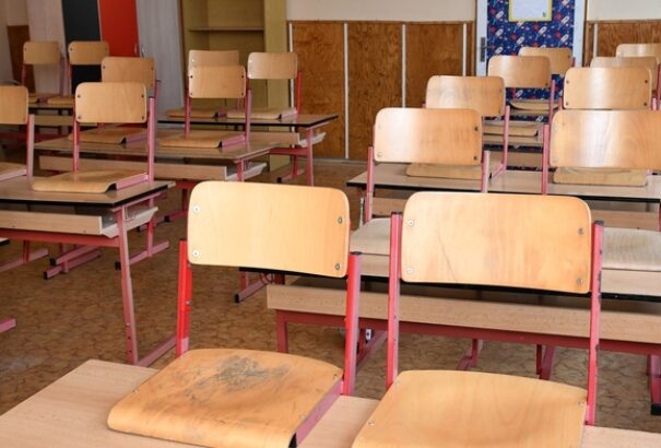 Egy hatodikos lánynak az osztálytársai Savot öntöttek a flakonjába – kórházba került