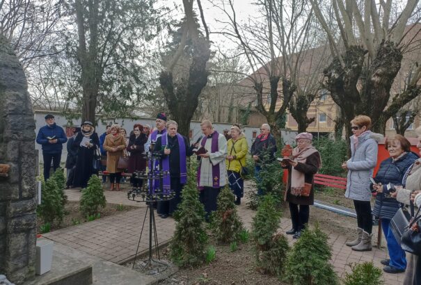 Komárom katolikus közössége is rendszeresen végigjárja a krisztusi keresztutat – Képekkel