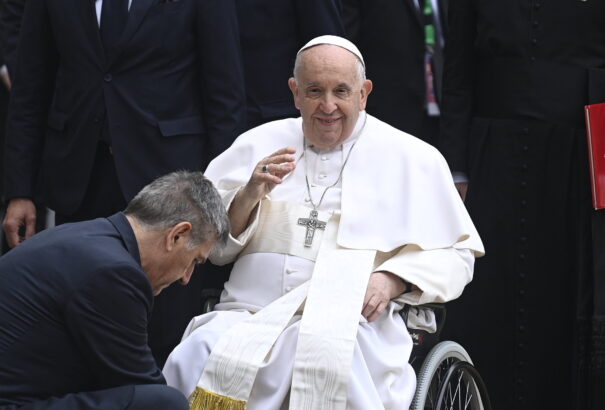 „Köszönöm a gyengédséget, amivel itt fogadtatok” – mondta Ferenc pápa a Boldog Batthyány-Strattmann László Otthonban tett látogatása során