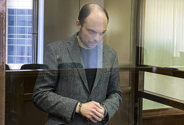 Vlagyimir Kara-Murzát, a Kreml kritikusát 25 év börtönbüntetésre ítélték